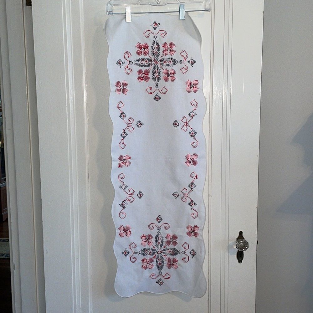 Vtg white table runner with black & red embroidery - Picture 5 of 5